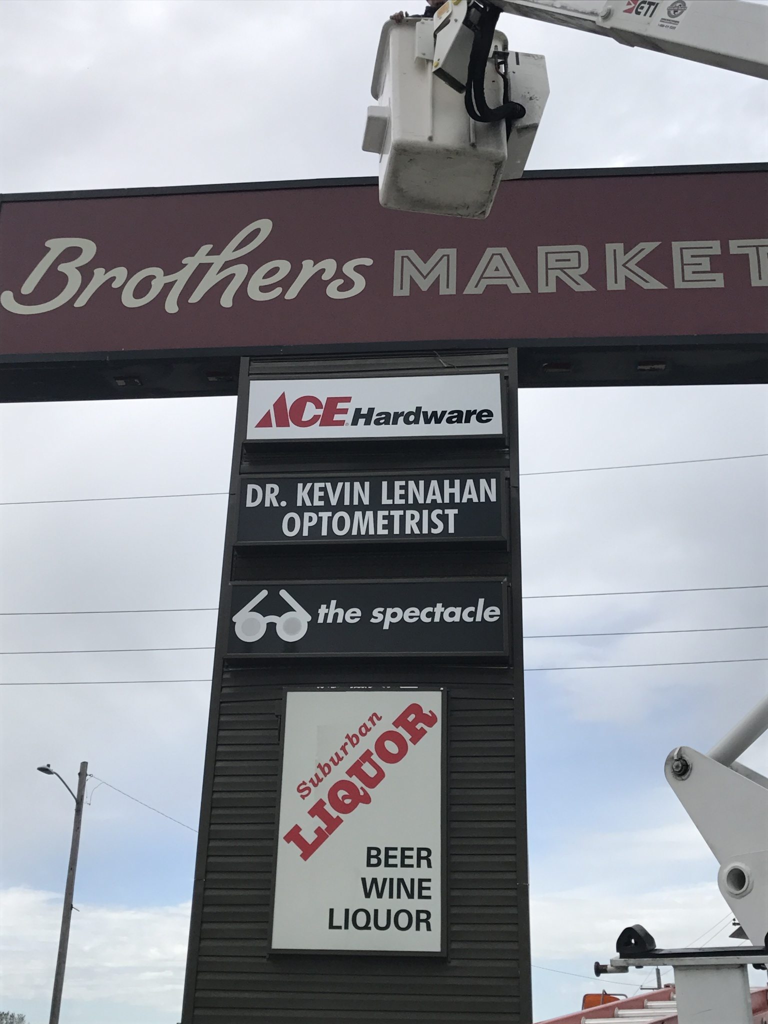 Pylon sign brothers market